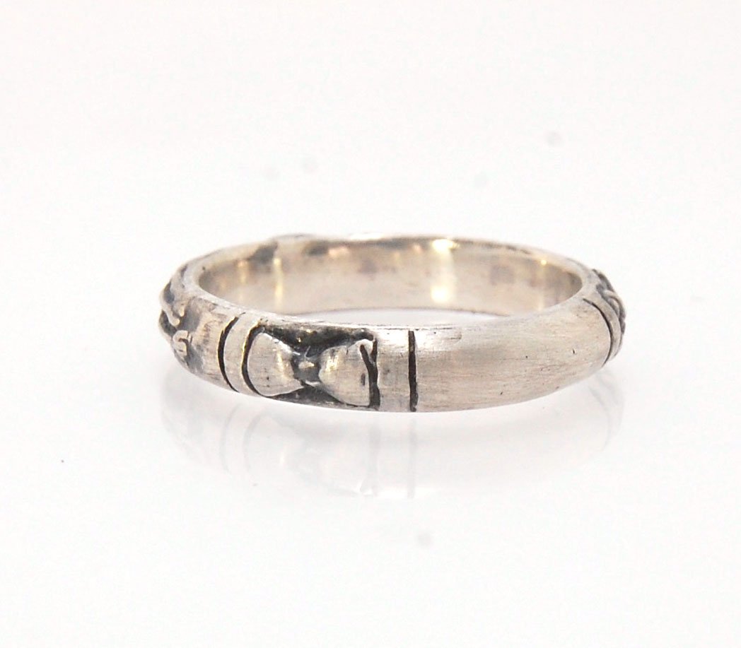 Oxidized Memento Mori Skeleton Ring - 4mm - Sterling Silver This is the middle width of my Memento Mori skeleton rings at 4mm wide. The Skeleton is flanked by crossed bones on one side and an hourglass on the other.Unlike my Enameled Memento Mori Rings, t