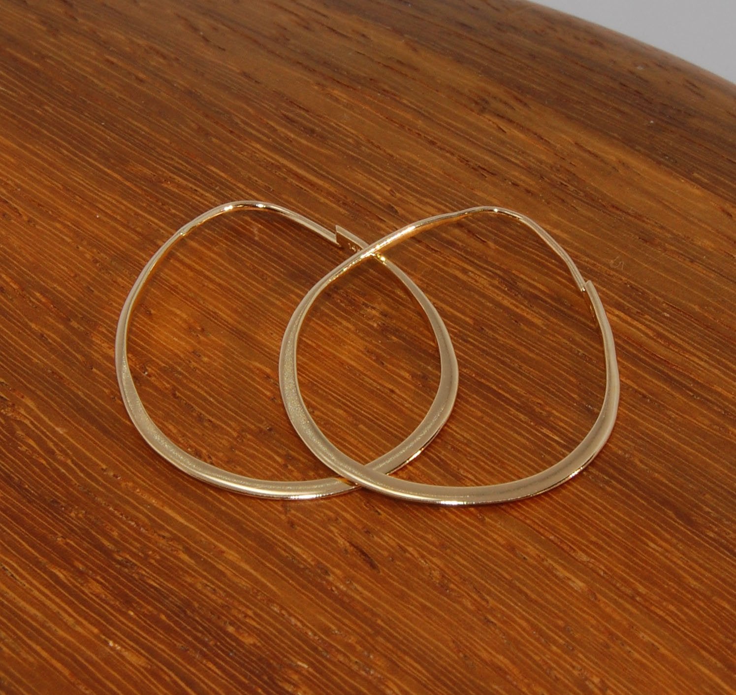 Long Hammered 14k gold Hoops These very lightweight hoops are shaped and hammered 14k gold. 35mm x 25mm