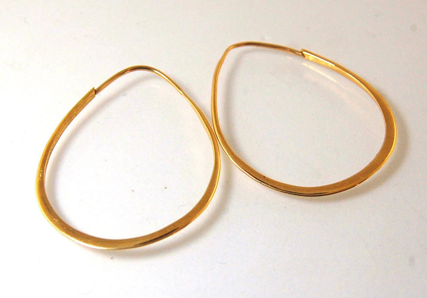 Long Hammered 14k gold Hoops These very lightweight hoops are shaped and hammered 14k gold. 35mm x 25mm