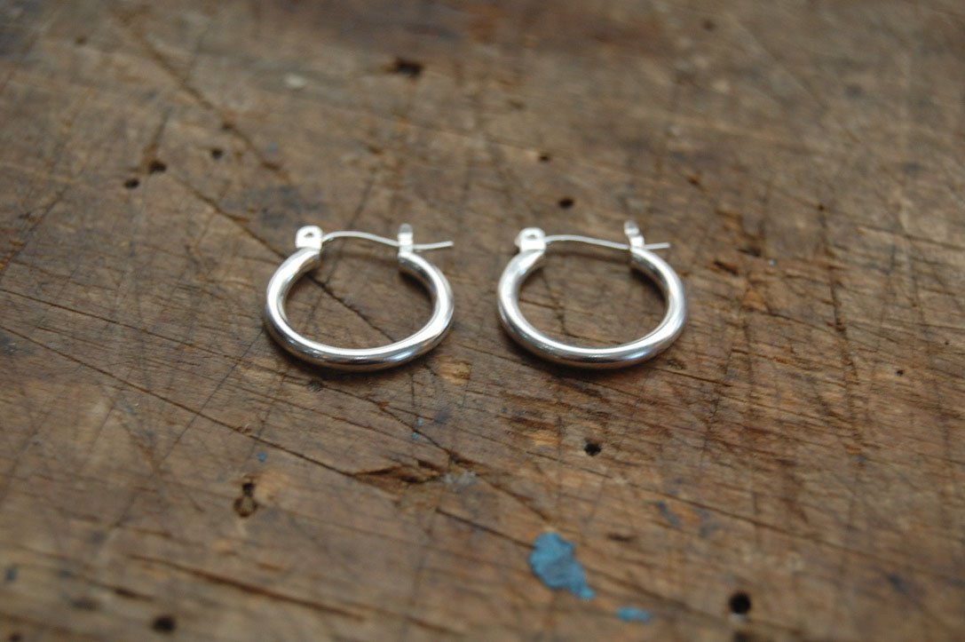 Solid Hoops with clasp in Silver - Medium These hoops are great for everyday wear. Classic and understated at 16mm or about 1/2”.These are made with a solid round rod cut into links and hammered with a clasp ear wire soldered on. Then polished and finishe