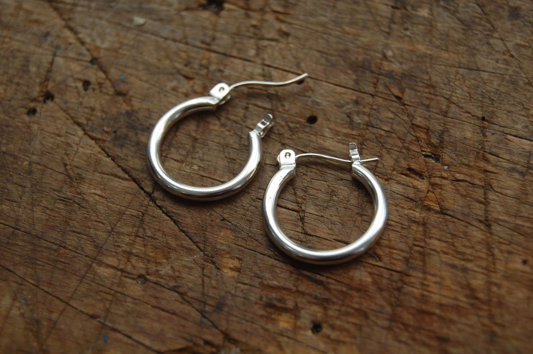 Solid Hoops with clasp in Silver - Medium These hoops are great for everyday wear. Classic and understated at 16mm or about 1/2”.These are made with a solid round rod cut into links and hammered with a clasp ear wire soldered on. Then polished and finishe